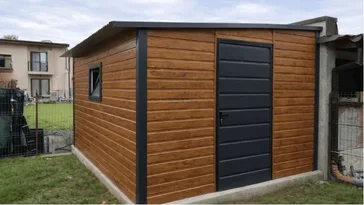 Abri de jardin en acier décor noyer foncé avec porte de service anthracite et fenêtre latérale