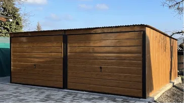 Structure acier double 6 × 5 m décor chêne doré, deux portes basculantes, sur pavés autobloquants