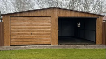 Structure acier double 7 × 6 m décor chêne doré, une porte basculante ouverte sur l'intérieur