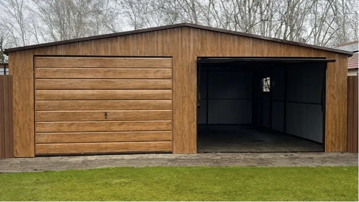 Structure acier double 7 × 6 m décor chêne doré, une porte basculante ouverte sur l'intérieur