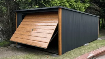 Structure acier anthracite avec porte basculante décor bois ouverte, sur plots béton