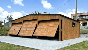 Structure acier triple 9 × 6 m décor Multigross avec ses trois portes basculantes relevées