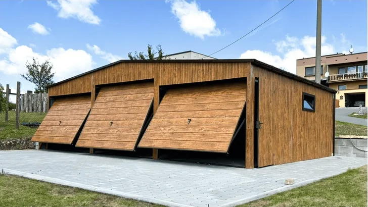 Structure acier triple 9 × 6 m décor Multigross avec ses trois portes basculantes relevées